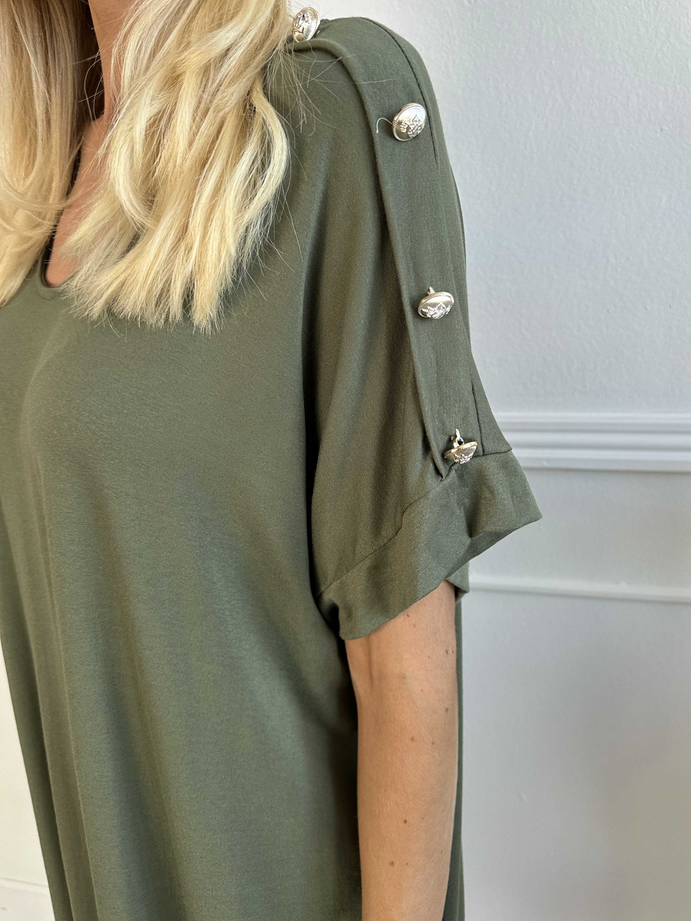 Alli - Sød t-shirtkjole med knapdetaljer på skulderen